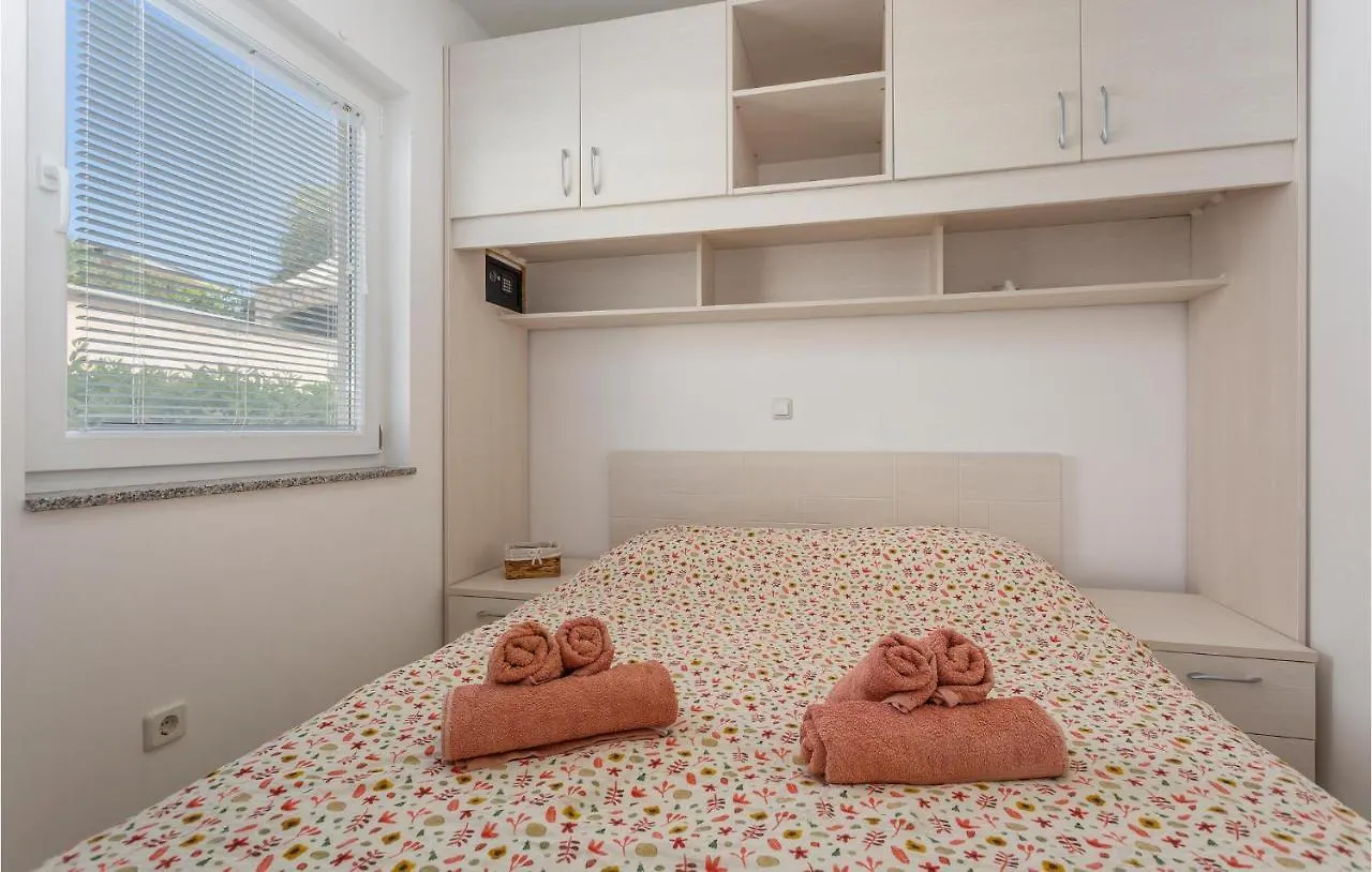 3 Bedroom Cozy Apartment In Dobrinj
