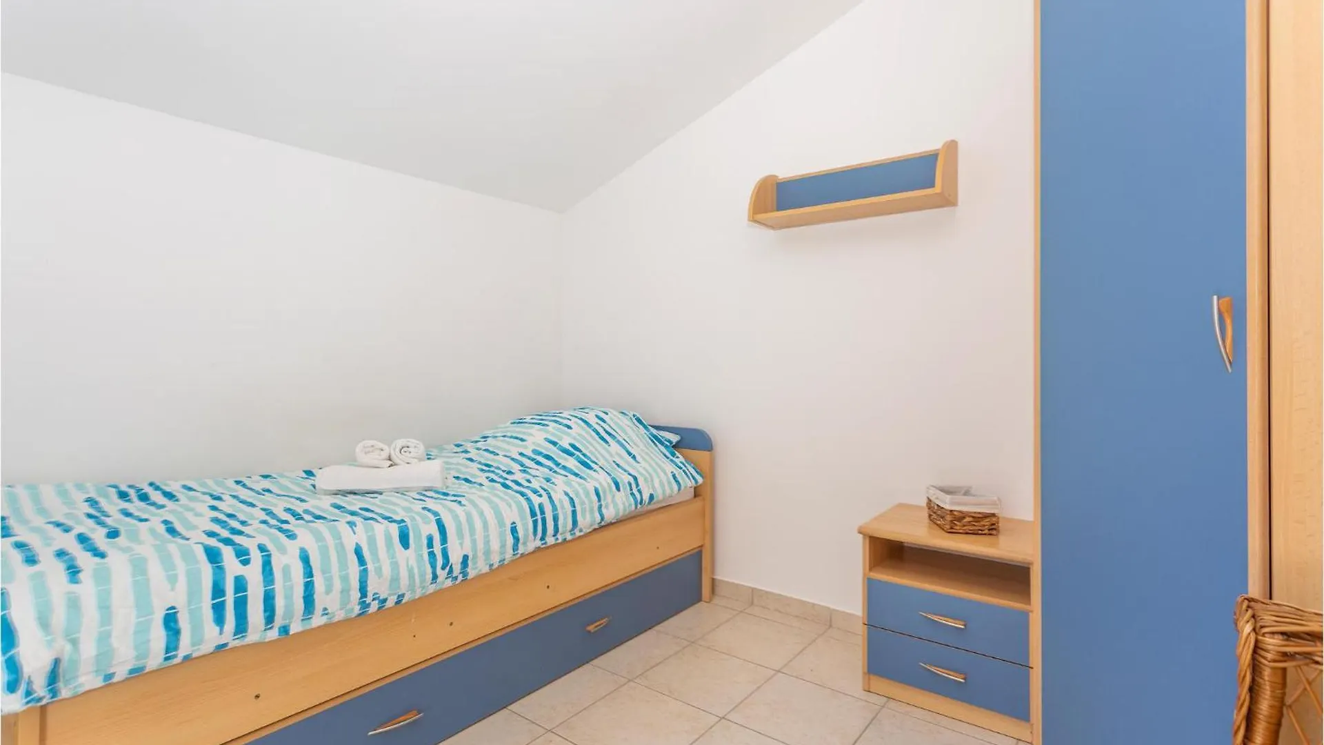 3 Bedroom Cozy Apartment In Dobrinj