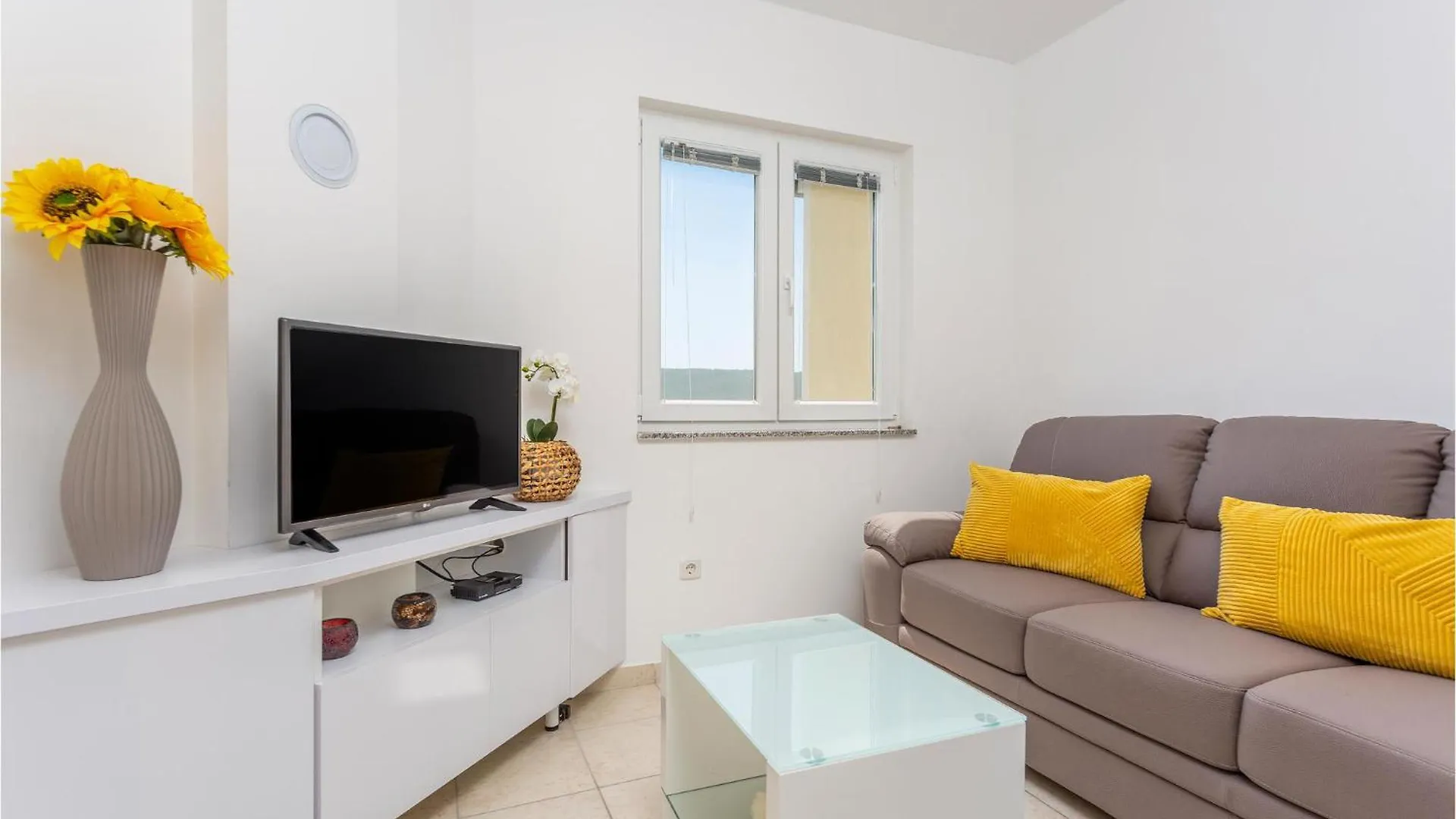 3 Bedroom Cozy Apartment In Dobrinj
