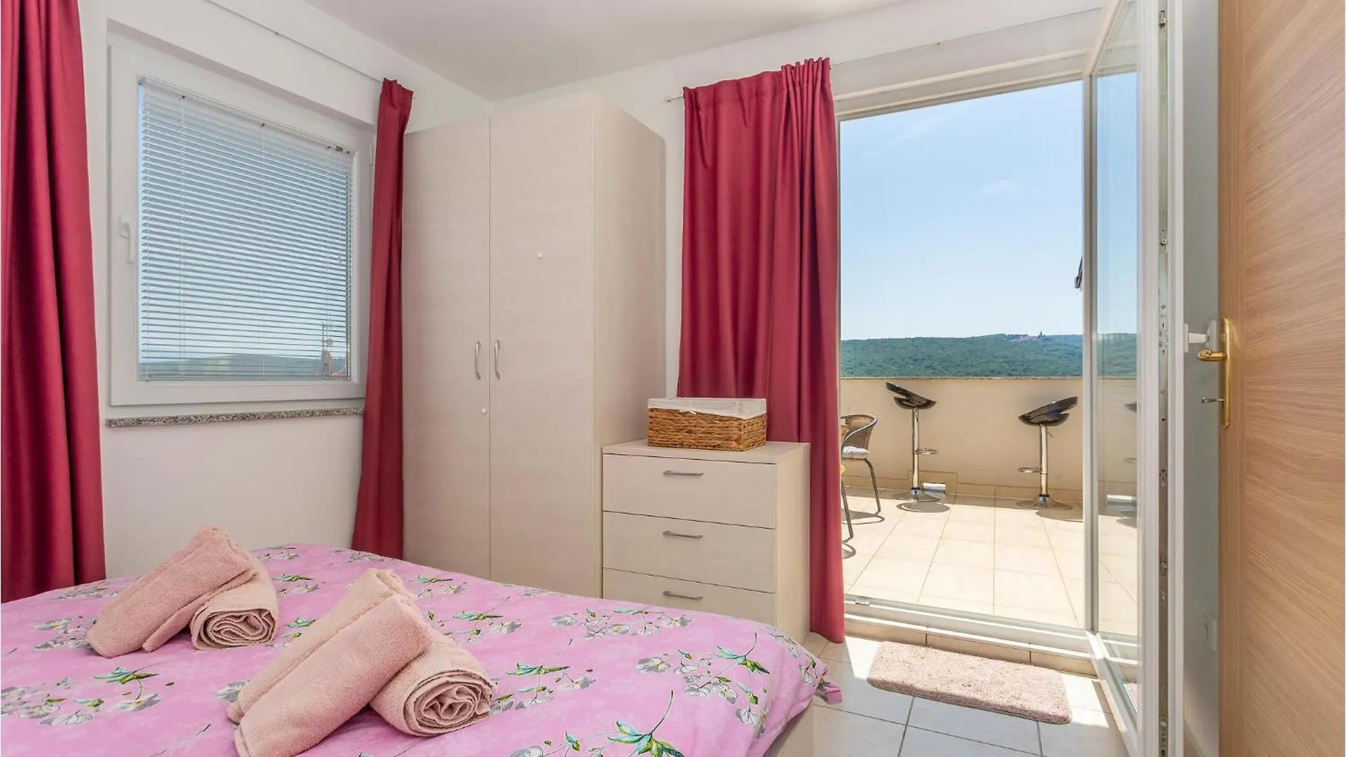3 Bedroom Cozy Apartment In Dobrinj 0*,